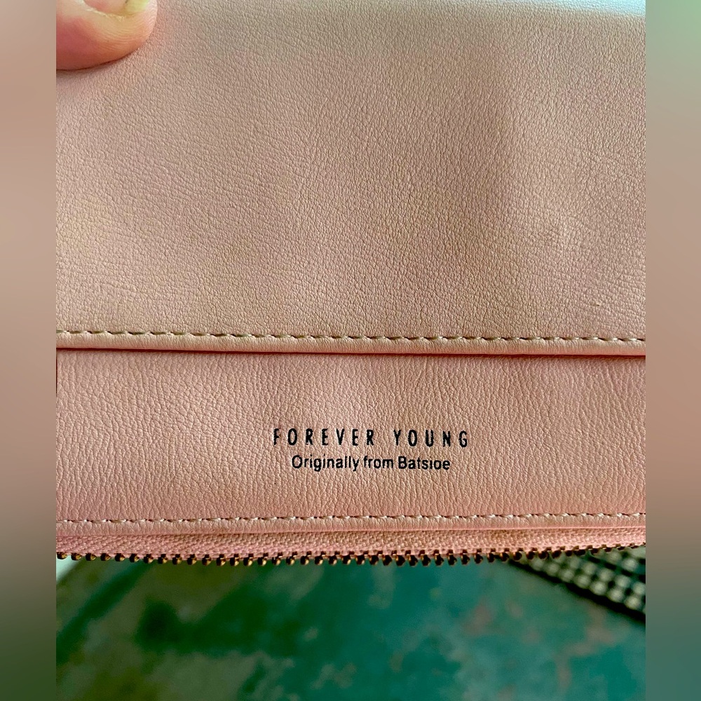 NWOT FOREVER YOUNG ZIP WALLET